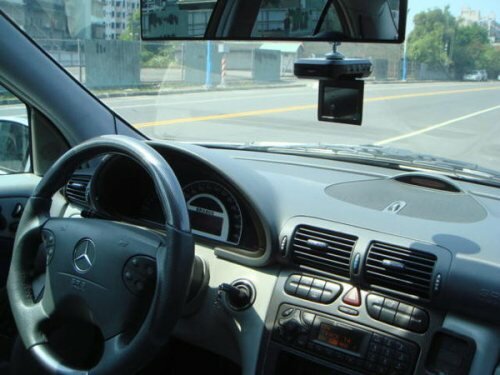  Автомобильный видеорегистратор, установленный в салоне автомобиля