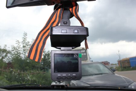 Видеорегистратор "VisionSpline 720HD 6IR" оснащен встроенным экраном, на котором Вы сможете просматривать видео прямо в машине 