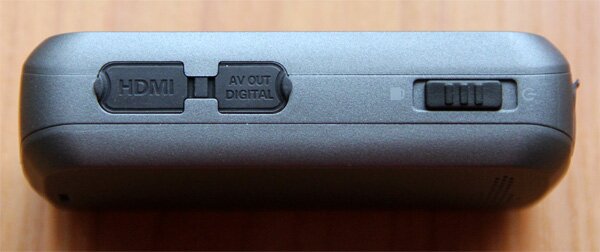 Разъемы HDMI и AV-OUT (USB) видеорегистратора "QStar A7" расположены на правой боковой грани корпуса рядом с ползунковым переключателем, который включает устройство