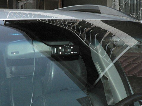 Вид на установленный видеорегистратор "iTracker 1080p" снаружи автомобиля 